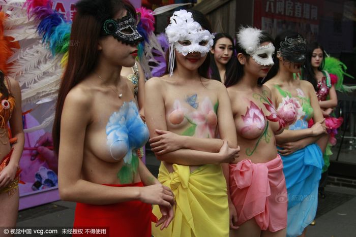'Nóng bỏng mắt' trước các mỹ nữ vẽ body painting