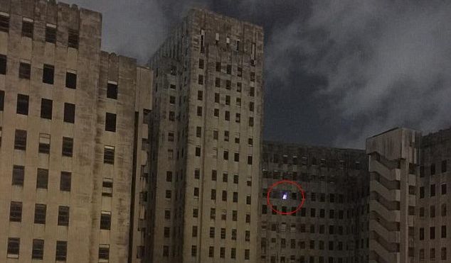 Rùng rợn cây thông ma trong bệnh viện bỏ hoang ở Mỹ