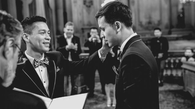 Sơn Đoàn bật khóc khi làm thủ tục kết hôn với NTK Adrian Anh Tuấn ở Mỹ