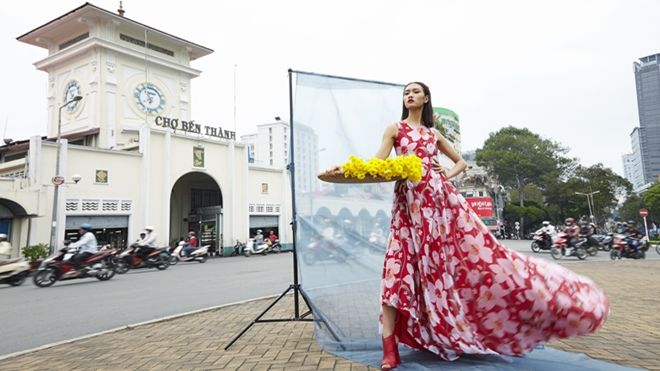 Nguyễn Oanh biến hoá nhiều phong cách trên phố Sài Gòn