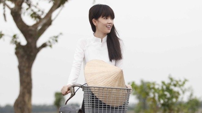 Vòng eo 56: 'Nữ hoàng nội y' Ngọc Trinh mặc áo dài hóa nữ sinh