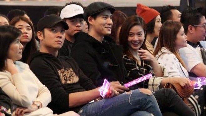 Châu Du Dân vội dẫn vợ đi xem ca nhạc sau tin lừa tình gái trẻ