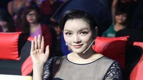 Lý Nhã Kỳ 'quyến rũ chết người' khi ngồi ghế nóng