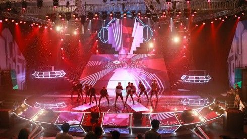 The Remix 2016: Cận cảnh sân khấu mô hình đĩa bay trước giờ lên sóng