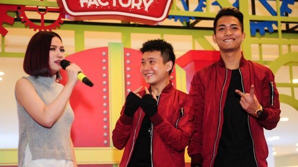 Thu Thuỷ 'ép' JustaTee - Big Daddy vừa ăn kẹo vừa hát