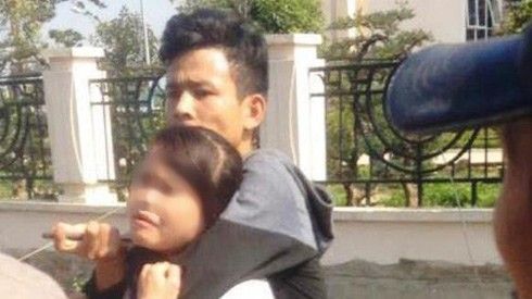 Nam thanh niên cầm dao uy hiếp nữ sinh và cảnh cáo 'thấy vụ Bình Phước chưa?'