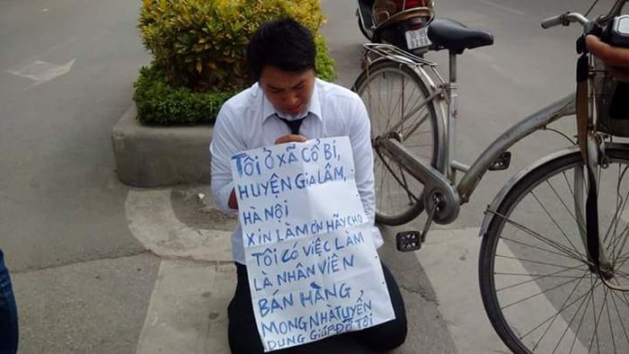 Quỳ trước đài truyền hình xin việc: thật sự khó khăn hay trò vòi vĩnh?