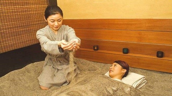 Đẹp da, thanh lọc cơ thể bất ngờ từ tắm cát biển