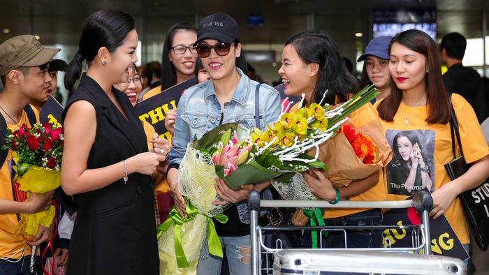 Phạm Quỳnh Anh ra tận sân bay đón Thu Phương về nước