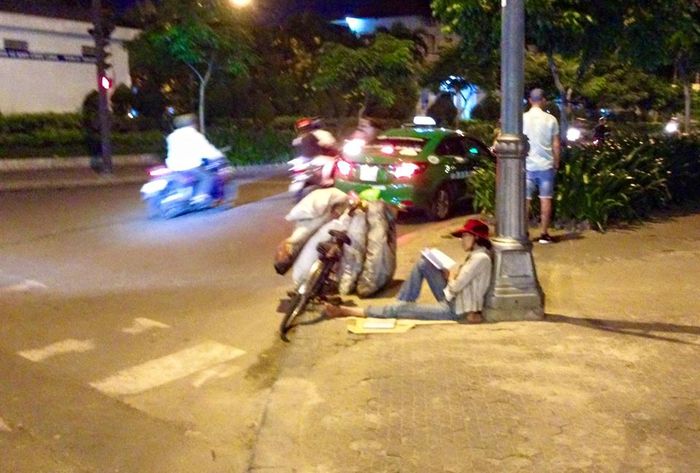 Xúc động trước hình ảnh chị ve chai say mê đọc sách giữa phố Sài Gòn