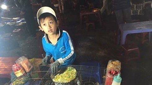 'Hot boy nhí' bán bánh tráng nổi tiếng nhất Đà Lạt