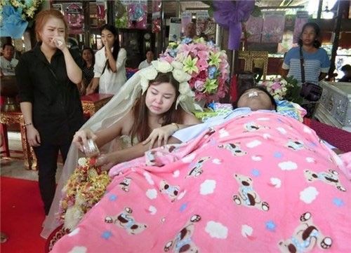 Rớt nước mắt hình ảnh cô gái mặc áo cưới trong đám tang chồng tương lai
