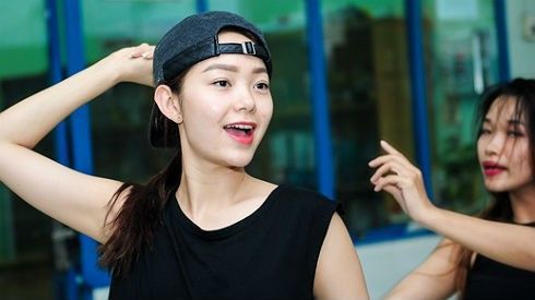 Minh Hằng để mặt mộc hăng say tập nhảy