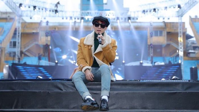 Sơn Tùng đổi toàn bộ trang phục trong liveshow ở Hà Nội