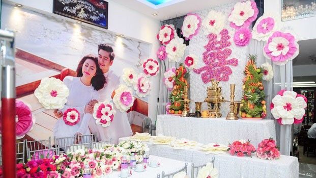 Ngắm không gian cưới phủ hoa giấy lãng mạn của Vân Trang