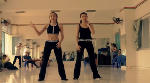 Video: Emily - Hạnh Sino hướng dẫn Shuffle-dance phiên bản 'cô Tấm' The Remix