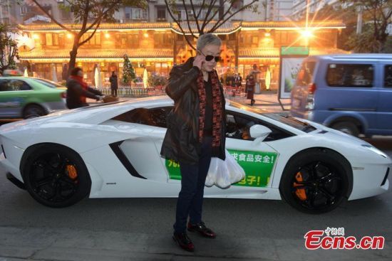 Đại gia lái Lamborghini đi giao bánh bao cho khách
