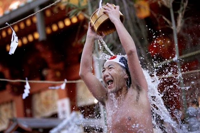 Rùng mình nghi lễ tắm nước đá dưới trời tuyết lạnh của người Nhật