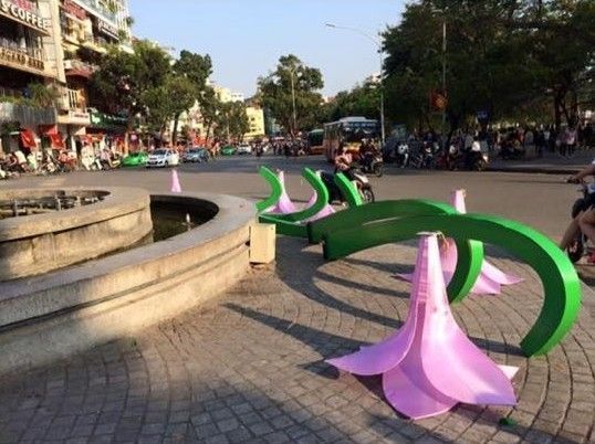 Hà Nội tháo dỡ công trình trang trí Bờ Hồ sau khi nhận 'gạch đá'