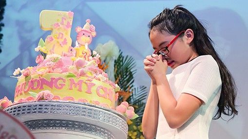 Phương Mỹ Chi đón tuổi 13 với bánh kem trang trí cầu kỳ
