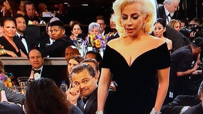 Biểu cảm 'khó đỡ' của Leonardo khi Lady Gaga nhận Quả Cầu Vàng