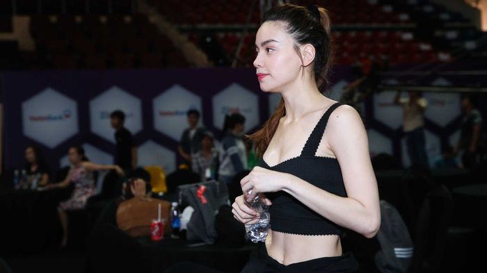 Hà Hồ mướt mồ hôi tập vũ đạo dưới trời nóng bức