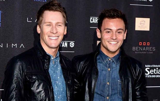 Tom Daley bỏ nhẫn vào… quần lót để cầu hôn bạn trai