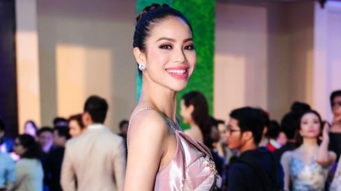 Phạm Hương lộng lẫy xuất hiện trên thảm đỏ lễ trao giải âm nhạc