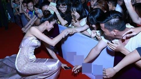 Phạm Hương ghi điểm vì hành động cúi người nhặt điện thoại cho fan