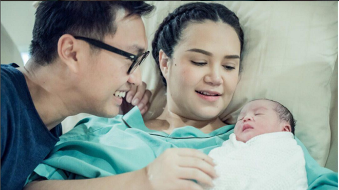 Vợ chồng Tata Young hạnh phúc đón con trai đầu lòng