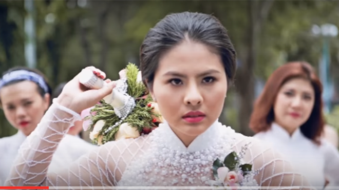 Clip: Vân Trang dữ dằn 'ức hiếp' ông xã Hữu Quân