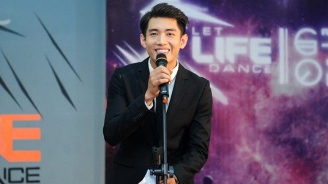 Clip: Quang Đăng múa cột trong ngày ra mắt công ty riêng