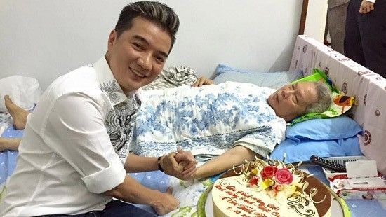 Xúc động những khoảnh khắc sao Việt hết lòng vì fan