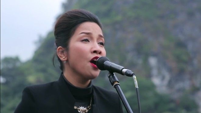 Mỹ Linh ngân nga 'Hợp âm gió' giữa biển trời Hạ Long