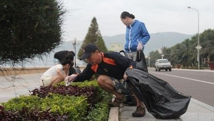 Người nước ngoài nhặt rác biển để 'tạm biệt' Việt Nam