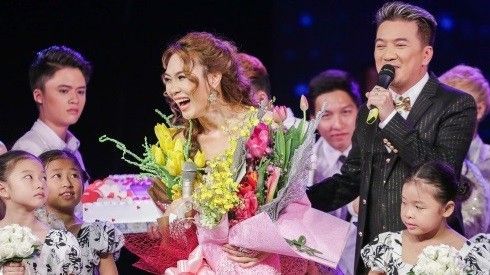 Mr. Đàm mừng sinh nhật Mỹ Tâm như đám cưới trên sân khấu