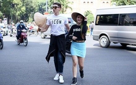 Minh Trung rủ bạn nhảy đội nón lá, dạo phố Sài Gòn