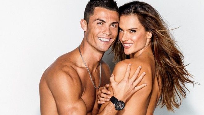 CR7 bán 'nude' quấn quýt bên thiên thần nội y
