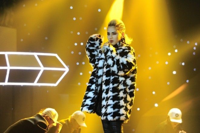 Yến Lê mang hit tự sáng tác tấn công sân khấu The Remix