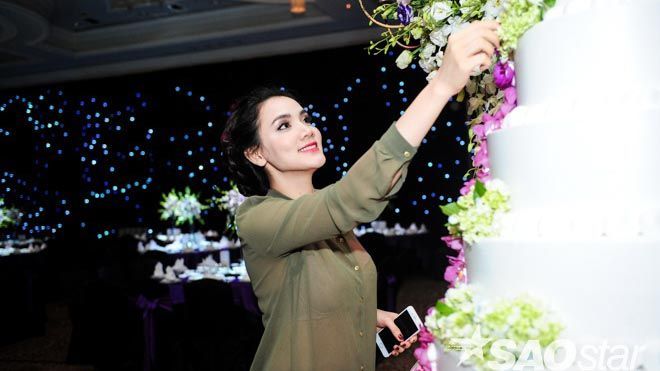 Trang Nhung 'lọ mọ' cắm hoa, chính tay sắp xếp bàn tiệc trong đám cưới