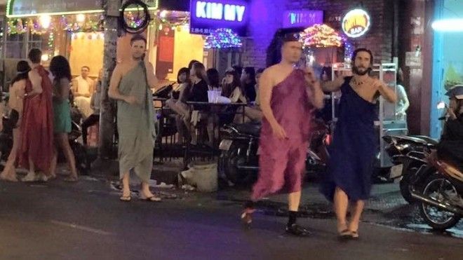 Bật cười với Tây ba lô lăng xê mốt 'nữ thần Hy Lạp' trên phố Bùi Viện