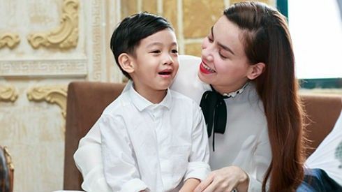 Con trai Hà Hồ: ‘Mẹ yên tâm! Con sẽ chăm sóc mẹ’