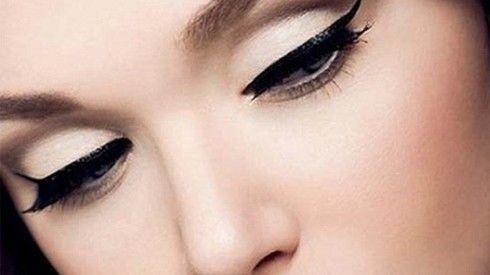 7 công dụng mà kẻ eyeliner mắt mèo đem lại