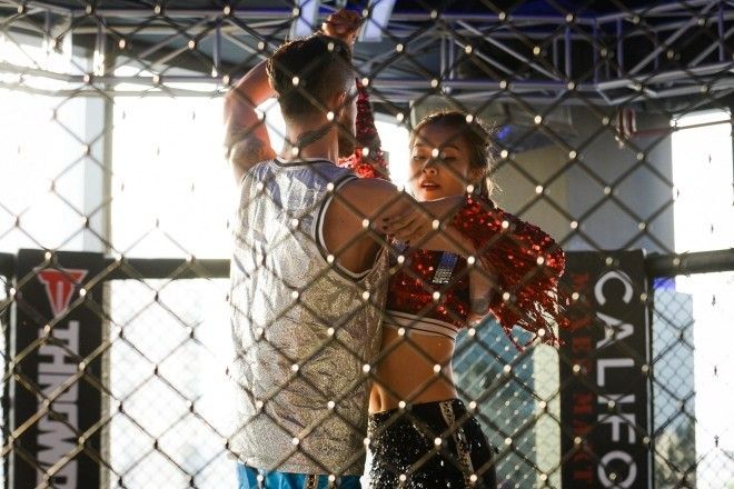 Khả Ngân quay về sàn boxing để… tập dancesport