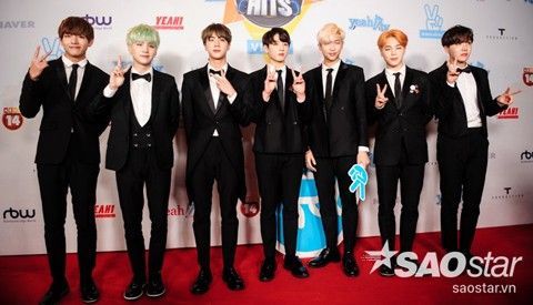 BTS đốn tim fan Việt khi mặc vest đen lịch lãm trên thảm đỏ