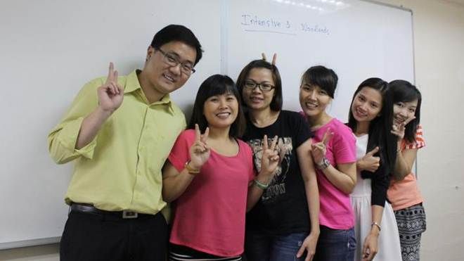 Các cô dâu Việt ở Singapore cần giúp đỡ, hãy tìm ngay cặp đôi này!