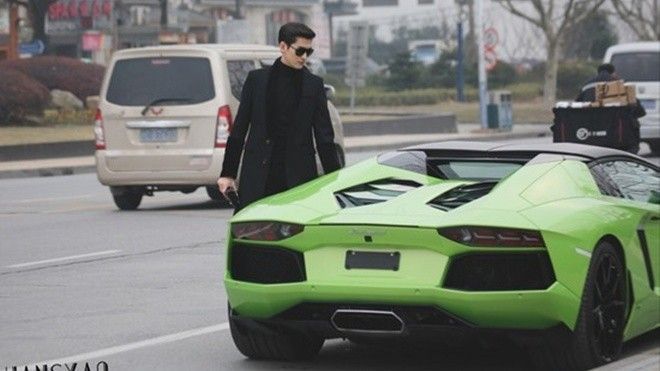 'Đại Boss' Trương Hàn khoe siêu xe trên phố