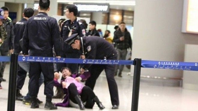 Hoắc Kiến Hoa tá hỏa vì fan nữ ăn vạ giữa sân bay