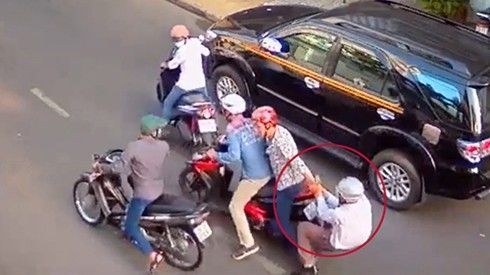 Đã bắt được băng cướp dàn cảnh, kéo lê người giữa Sài Gòn
