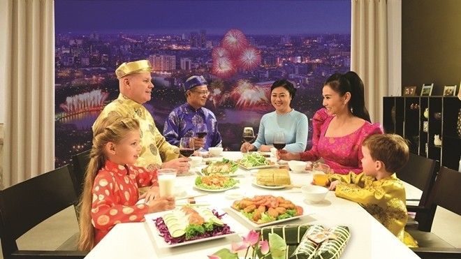 Thu Minh cùng chồng Tây diện áo dài đón Tết trong sản phẩm âm nhạc mới